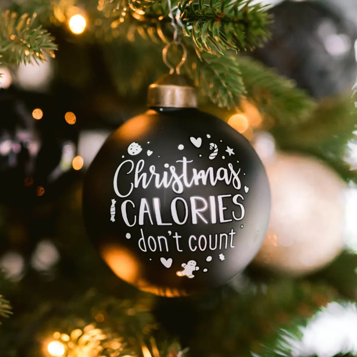 It's all about Christmas Lustige Weihnachtskugeln | Weihnachtskugeln Nach Farbe^Besondere Weihnachtskugel „Christmas Calories Don't Count“, Schwarz, Glas, 8 Cm
