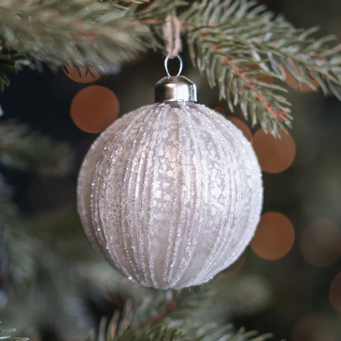 It's all about Christmas Außergewöhnliche Weihnachtskugeln | Edle Weihnachtskugeln^Weiße Craquelé-Vintage Weihnachtskugel Mit Glitzerstreifen